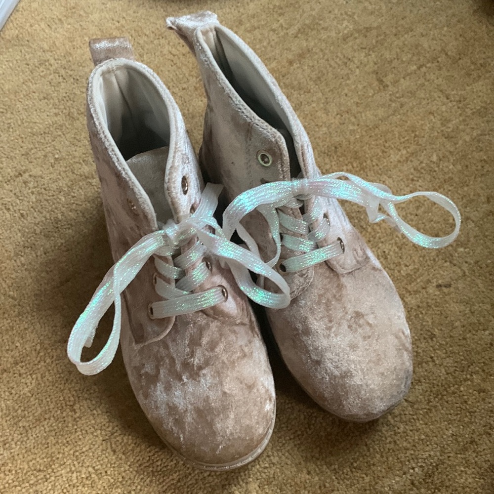Girls velvet boots size 1 tan color with glittery shoe strings